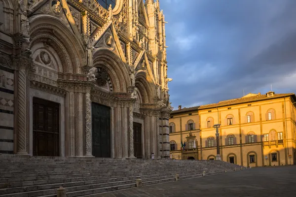 Vista de ángulo bajo de una catedral — Foto de Stock