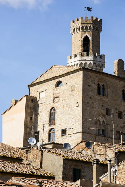 Palazzo storico in un centro storico — Foto Stock