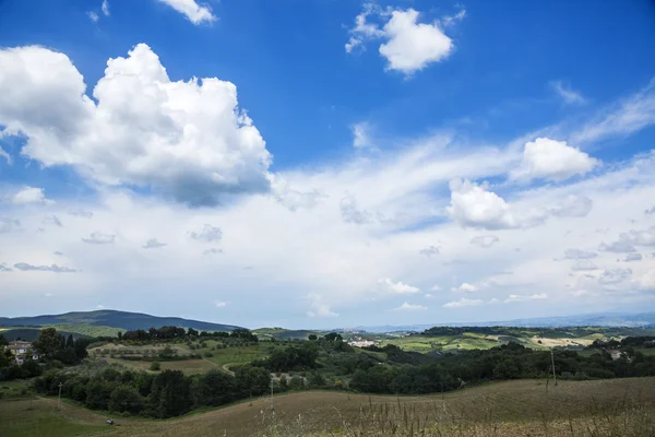 Wolken boven een landschap — Stockfoto