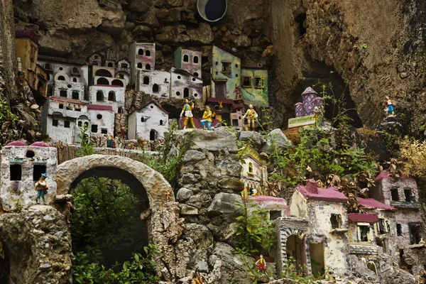 Miniature houses on the rocks — Stock Photo, Image