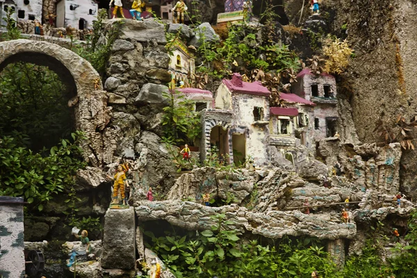 Casas en miniatura en las rocas — Foto de Stock