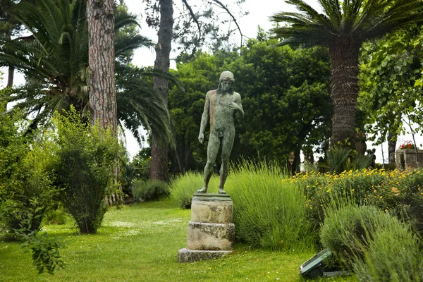 Статуя в саду — стокове фото