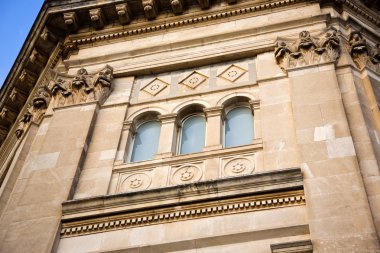 äggskal dekorerad med en rosa och blå väv med en träskylt där det har skrivit ordet säljs, home staging koncept