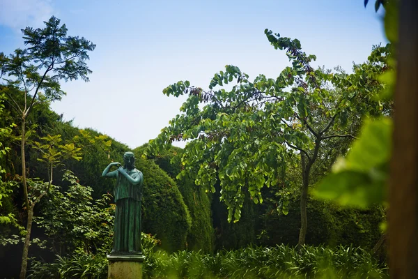 Estátua no jardim — Fotografia de Stock