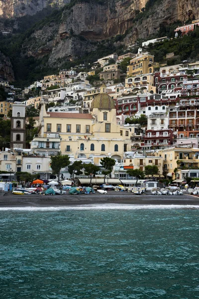 Edifici in una città sulla costa — Foto Stock