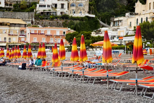 Strand parasols en ligstoelen — Stockfoto
