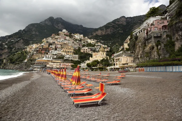 Sedie a sdraio sulla spiaggia — Foto Stock