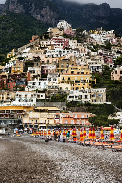 Buildings in a town on the coast — Stock Photo, Image