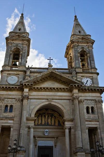 Låg vinkel syn på en katedral — Stockfoto