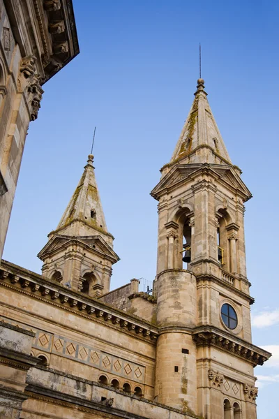 Bir katedral çan kulesi düşük açılı görünüş — Stok fotoğraf