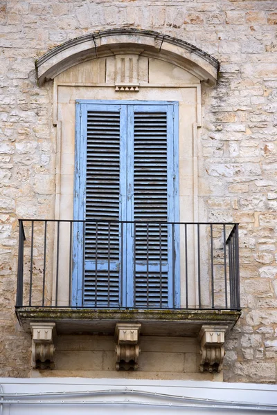 Vue en angle bas d'un balcon d'une maison — Photo