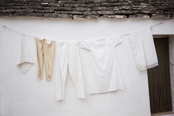 Roupas de secagem fora de uma casa trulli — Fotografia de Stock