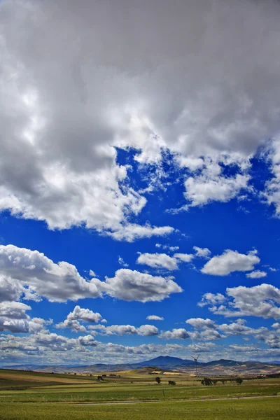 Wolken boven een heuvel — Stockfoto