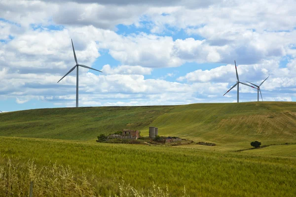 Windturbines op een heuvel — Stockfoto