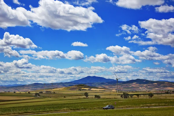 Wind turbine in a field — Stock Photo, Image