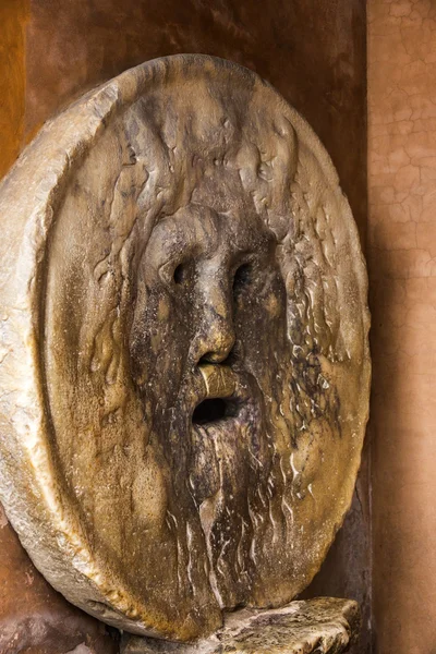 Skulptur in Basilika geschnitzt — Stockfoto