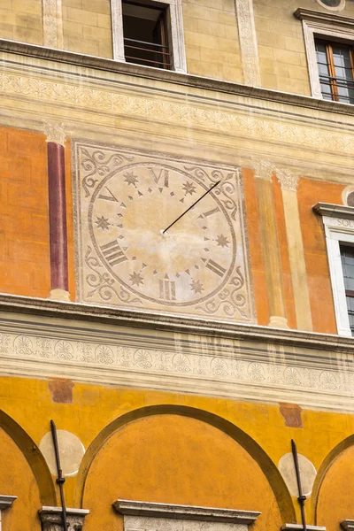 Vista de ángulo bajo de un reloj en la pared de un edificio —  Fotos de Stock