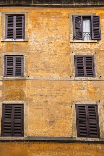 Low angle view of a residential building — Stock Photo, Image