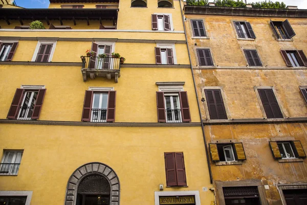 Low angle view of a residential building — Stock Photo, Image