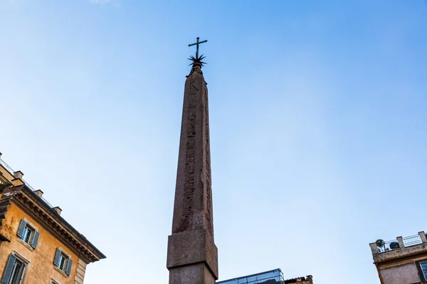 Low angle view of a obelisk — Stock Photo, Image