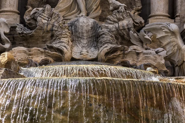 Esculturas en una fuente — Foto de Stock