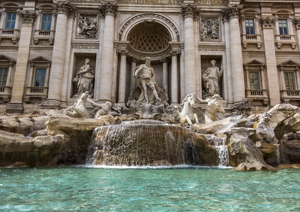 Statuen auf einem Brunnen — Stockfoto