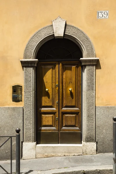Κλειστή πόρτα ενός σπιτιού — Φωτογραφία Αρχείου