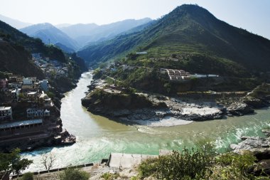 Ga oluşturmak için Alaknanda ve Bhagirathi nehirlerinin izdiham