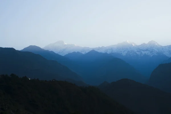 Bergen bij dageraad, Himalaya, uttarakhand, india — Stockfoto