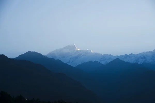Montañas al amanecer, Himalaya, Uttarakhand, India — Foto de Stock