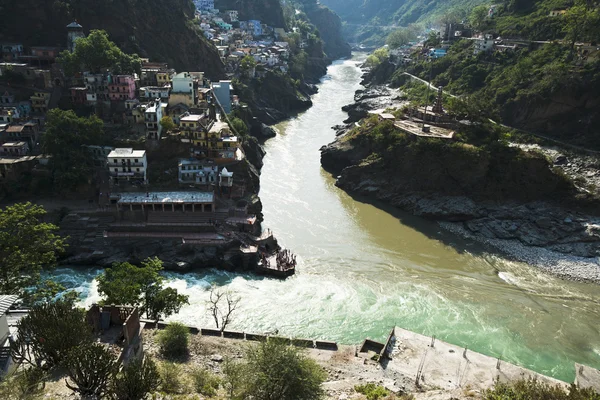Sammanflödet av floderna Alaknanda och Bhagirathi att bilda Ga — Stockfoto