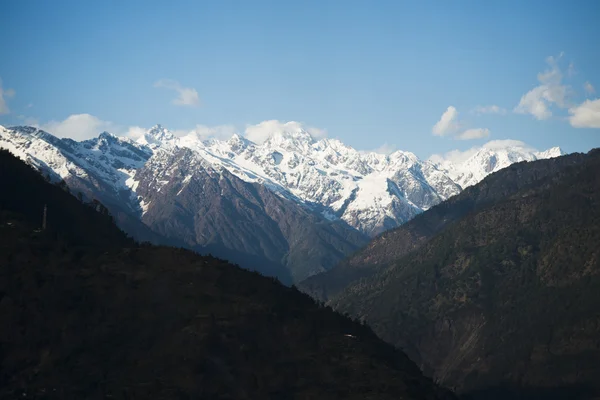 Lumikattoiset vuoret, Himalaja, Uttarakhand, Intia — kuvapankkivalokuva