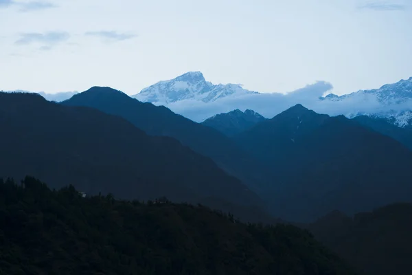 Montañas al amanecer, Himalaya, Uttarakhand, India — Foto de Stock