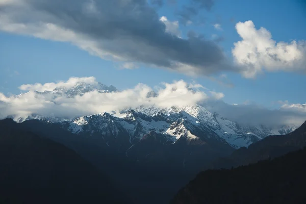 Nuvole sulle montagne innevate, Himalaya, Uttarakhand, In — Foto Stock