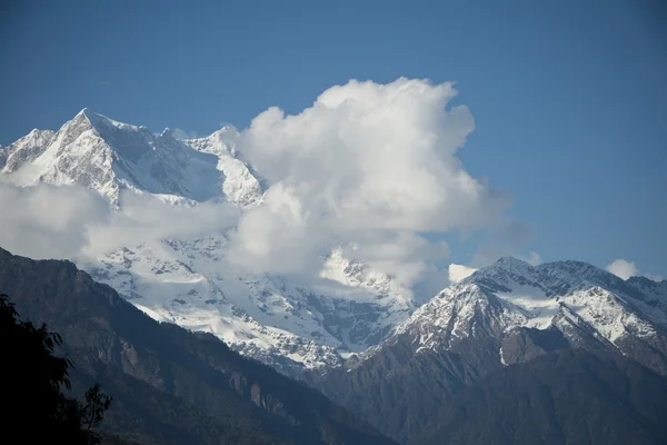 Nuvole sulle montagne innevate, Himalaya, Uttarakhand, In — Foto Stock