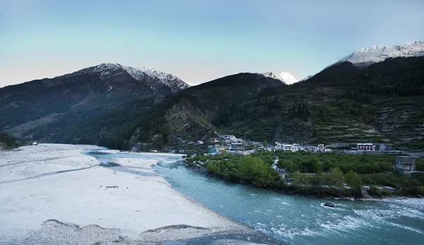 Река Бхагирати в Ганготри Уттаркашинского района Уттаракханда , — стоковое фото