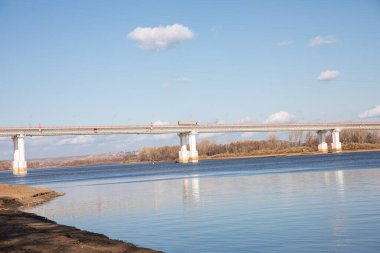 Rusya, Tataristan 'daki Vyatka Nehri üzerindeki köprü. Köprü desteklerinde yükselen su izleri var. Arka planda Mamadysh şehri var..