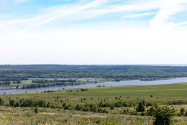 Rusya 'nın Tataristan kentindeki Vyatka Nehri' nin alt kesiminde, ağzın yanında. Sağ üst kıyı ve sol alçak kıyı kanaldaki taşkın sahaları ve adalarla güzel bir manzarayı süslüyor..