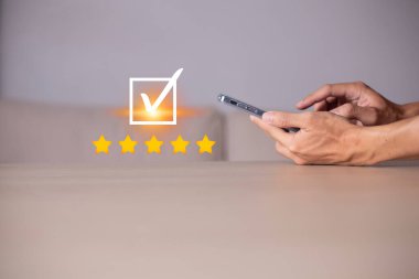 Memnuniyet ve müşteri hizmetleri anketi konsepti, iş adamları akıllı telefon kullanıyor. Ankete cevap vermek için ve memnuniyet derecesi, ikon 5 yıldızın memnuniyet derecesi.