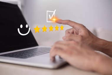 Memnuniyet ve müşteri hizmetleri anketi konsepti, iş adamları dizüstü bilgisayar kullanıyor. Soruyu cevaplamak için ve memnuniyet derecesi, gülen surat ikonu 5 yıldızlı memnuniyet derecesi.