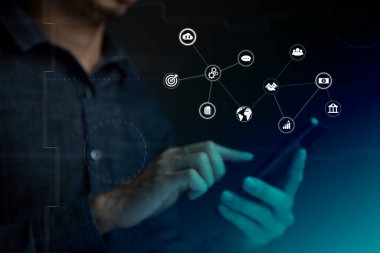İnternet teknolojisi ile çevrimiçi işlem yapmak için akıllı telefon kullanan iş adamı, internet teknolojisi ile küresel veri bağlantısı kavramı, büyük veriler, bilgi arama, çevrimiçi pazarlama