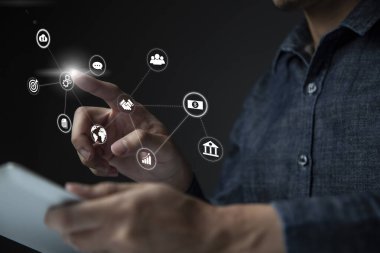 İnternet teknolojisi ile çevrimiçi işlemler için tablet ve sanal dokunmatik ekran kullanan işadamı, internet teknolojisi tarafından küresel veri bağlantısı kavramı, büyük veri