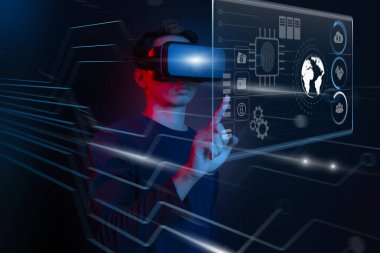 VR Gözlükleri ve sanal dokunmatik ekran kullanan bir işadamı internet teknolojisi, internet teknolojisi ile küresel veri bağlantısı konsepti, büyük veriler, bilgi arayışı, çevrimiçi pazarlama
