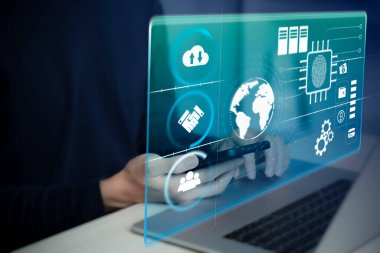 İnternet teknolojisi ile online işlemler yapmak için akıllı telefon ve sanal dokunmatik ekran kullanan iş adamı, internet teknolojisi ile küresel veri bağlantısı kavramı, büyük veriler, bilgi arayışı, çevrimiçi pazarlama