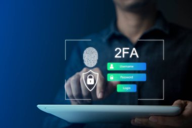 İş adamı, sosyal ağların güvenli kullanımı ve bilgi gizliliğine erişim için iki faktörlü kimlik doğrulaması için tablet ve sanal ekrana dokunarak parmak izi taraması yapıyor