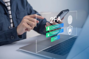 Sosyal ağların güvenli kullanımı ve bilgi mahremiyetine erişim için iki faktörlü kimlik doğrulaması için bilgisayarı kullanan ve sanal ekrana dokunan bir iş adamı