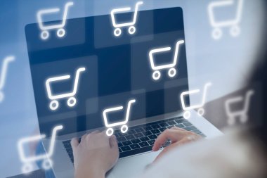 İnternet üzerinden alışveriş yapan biri. Çevrimiçi ödeme seçeneği veya dijital cüzdan çevrimiçi işlem kavramı.