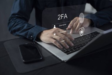 Sosyal ağların güvenli kullanımı ve bilgi mahremiyetine erişim için dizüstü bilgisayar kullanan ve sanal ekrana dokunan kişi