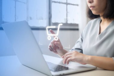 İnternet üzerinden alışveriş yapan biri. Çevrimiçi ödeme seçeneği veya dijital cüzdan çevrimiçi işlem kavramı.