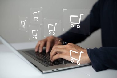 İnternet üzerinden alışveriş yapan biri. Çevrimiçi ödeme seçeneği veya dijital cüzdan çevrimiçi işlem kavramı.